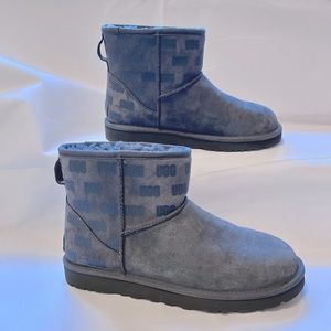 Mens 9 or Woman’s 10.5 Mini II Ugg print boot.